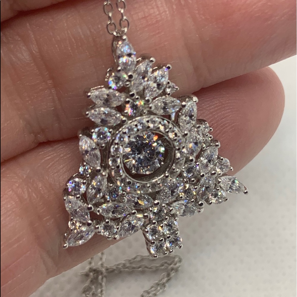 DANCING DIAMOND CHRISTMAS TREE PENDANT WITH CHAIN - Picture 7 of 8